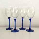 4 Wijnglazen donker blauwe voet